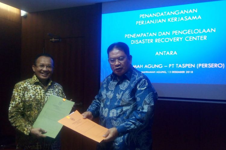 Direktur Utama PT Taspen (Persero), Iqbal Latanro (kanan) dan Sekretaris MA, Achmad Setyo Pudjoharsoyo (kiri) berfoto bersama usai meneken nota perjanjian kerja sama di Kantor MA, Jakarta Pusat, Kamis (13/12/2018).