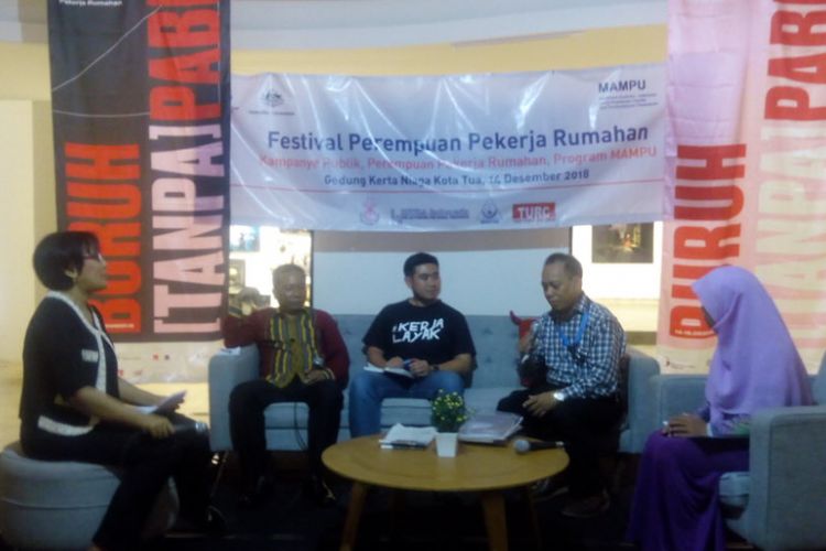 Ahli Hukum Ketenagakerjaan, Juanda Pangaribuan (kedua kiri) memberi penjelaskan penting melahirkan undang-undang tentang pekerja rumahan dalam sebuah acara di Gedung Kerta Niaga Kota Tua, Jakarta Barat, Jumat (14/12/2018).