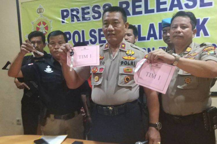 Kapolsek Cilandak Kompol Kasto (tengah) menunjukkan barang bukti kunci sepeda motor di Mapolsek Cilandak, Jakarta Selatan (14/12/2018).
