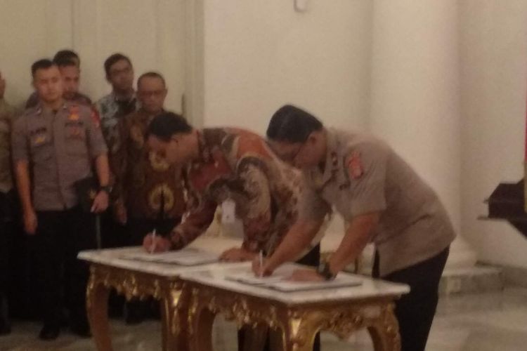 Gubernur DKI Jakarta Anies Baswedan dan Wakapolda Metro Jaya Brigjen Wahyu Hadiningrat menandatangani kerjasama di Balai Kota DKI Jakarta, Kamis (20/12/2018).