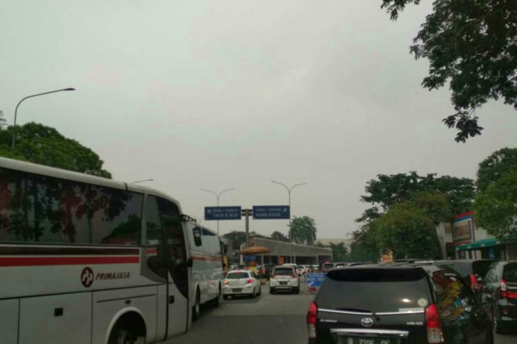 Polisi melakukan buka tutup Rest Area KM 57 tol Jakarta-Cikampek lantaran antrean masuk menuju rest area padat, Sabtu (22/12/2018).