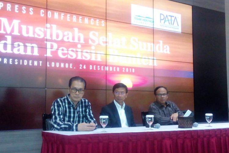 Chairman Jababeka Group, Setyono Djuandi (tengah) memberikan keterangan perse terkait kondisi kawasan wisata Tanjung Lesung, Lampung di Jakarta Pusat, Senin (24/12/2018).
