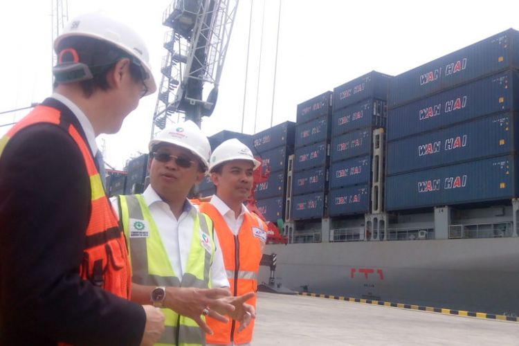 Direktur Utama PT Pelabuhan Indonesia (Pelindo) I, Bambang Eka Cahyana berjalan bersama pejabat Perusahaan Pelayaran Asal Taiwan, Wan Hai Lines terminal Multipurpose Kuala Tanjung di Kabupaten Batubara, Provinsi Sumatera Utara (Sumut), Kamis (27/12/2018).