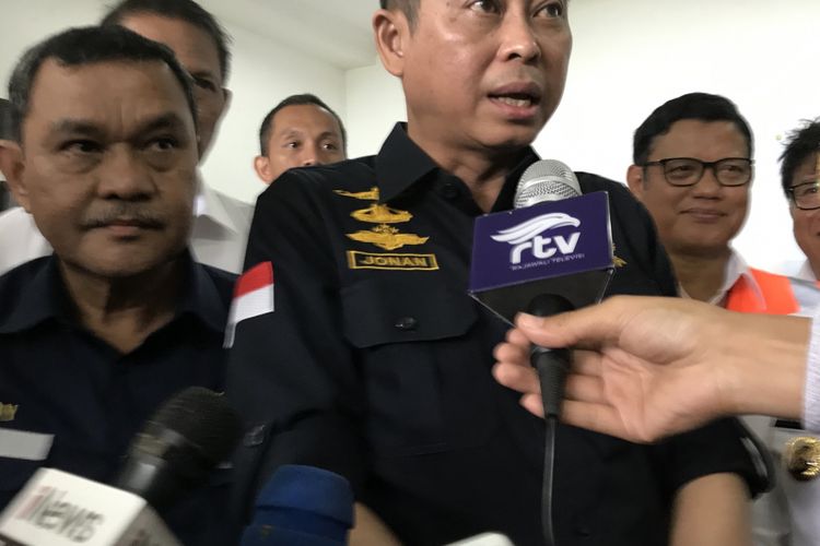Menteri Energi dan Sumber Daya Mineral (ESDM) Ignatius Jonan diPusat Volkanologi dan Mitigasi Bencana Geologi Pos Pengamat Gunung Api Anak Krakatau, Banten, Jumat (28/12/2018)