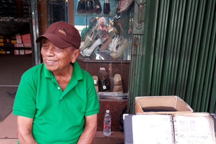 Sjamsir (80 tahun) penyedia jasa jual-beli uang kuno di Pasar Baru, Jakarta Pusat