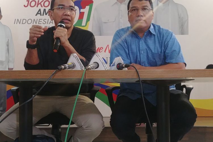 Juru Bicara TKN Jokowi-Maruf, Arya Sinulingga (kiri), di Rumah Cemara, Jakarta, Kamis (3/1/2018). 