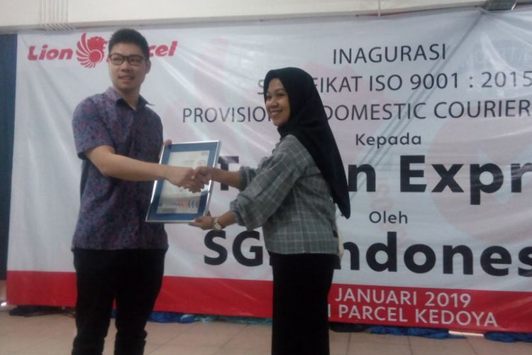 Chief Executive Officer (CEO) PT Lion Express, Farian Kirana (kiri) menerima Serifikat ISO 9001:2015 dari auditor internasional, PT SGS Indonesia di kantor Lion Parcel, Kedoya, Jakarta Barat, Selasa (15/1/2019).