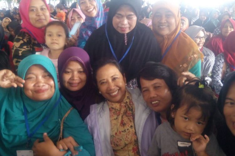Menteri Badan Usaha Milik Negara (BUMN), Rini Soemarno menemui ratusan nasabah program Membina Ekonomi Keluarga Sejahtera (Mekaar) di Lapangan Alun-Alun Kota Bekasi, Jawa Barat, Jumat (25/1).