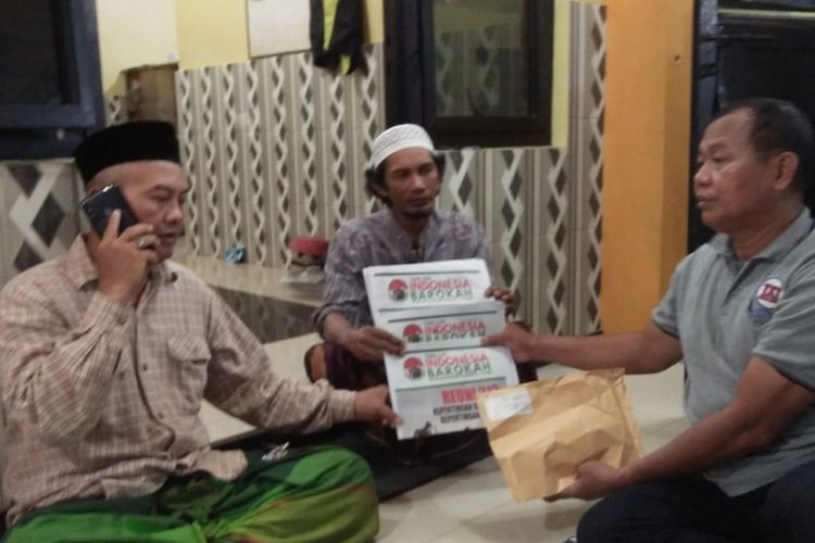 Pengurus Masjid Al-Awwabin Jalan Tenggilis Kauman Surabaya menunjukan paket berisi Tabloid Indonesia Barokah, Sabtu (26/1/2019) malam.