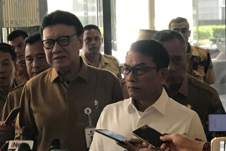 Menteri Dalam Negeri Tjahjo Kumolo (kiri) sebelum acara Rapat Koordinasi Bidang Kehumasan dan Hukum Seluruh Indonesia, di Hotel Bidakara, Jakarta Selatan, Senin (11/2/2019). 