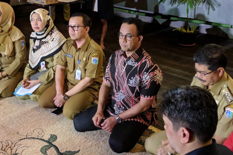 Gubernur DKI Jakarta Anies Baswedan Dengarkan Curhatan Warga Penghuni Rumah Susun Lavande Residance, Tebet, Jakarta Selatan, pada Senin malam (18/2/2019)