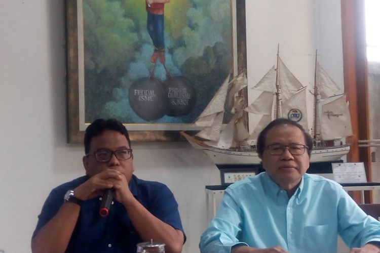 Ekonom senior Rizal Ramli (kanan) memberikan keterangan dalam konferensi pers di Jakarta Selatan, Senin (25/2/2019).