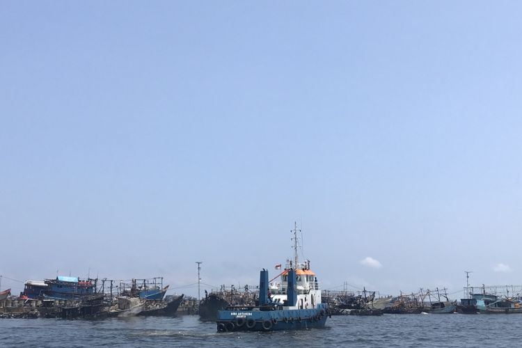Sedikitnya 15 bangkai kapal sudah dijadikan satu di dermaga utara, Pelabuhan Muara Baru, Pluit, Penjaringan, Jakarta Utara, Selasa (26/2/2019).