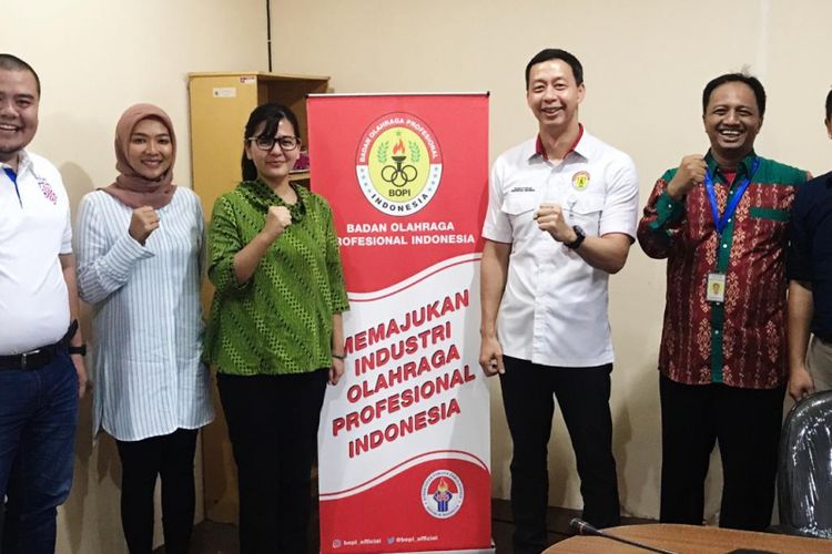 Ketua Umum BOPI, Richard Sam Bera saat bertemu dengan Sekjen PSSI Ratu Tisha Destria di Wisma Kemenpora, Jakarta, Jumat (22/2/2019).