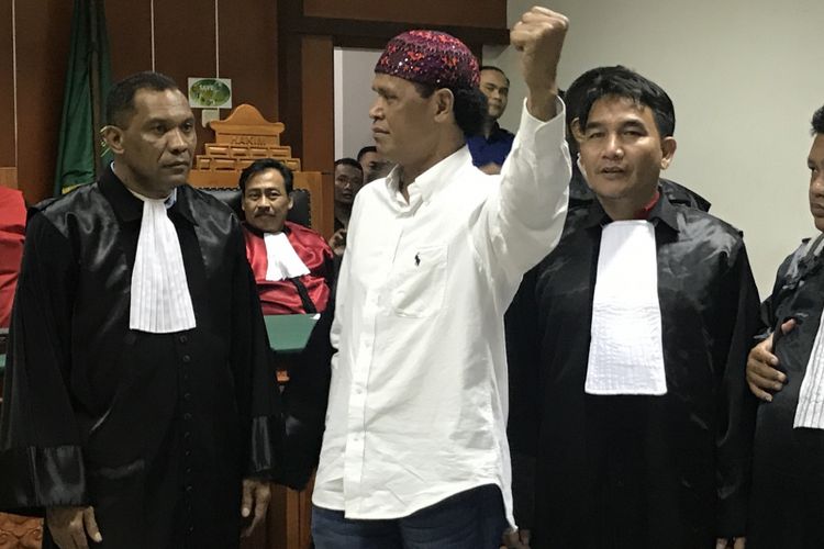 Hercules Rosario Marshal, terdakwa kasus pendudukan lahan, berorasi didepan Hakim, JPU, dan juga para pendukungnya setelah JPU mengajukan tuntutan 3 tahun penjara, Rabu (27/2/2019) di Pengadilan Negri (PN) Jakarta Barat