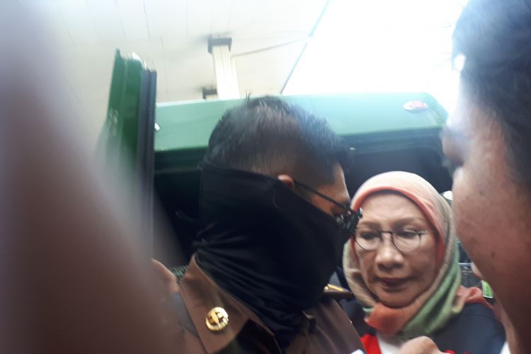 Terdakwa kasus penyebaran berita bohong atau hoaks, Ratna Sarumpaet tiba di Pengadilan Negeri Jakarta Selatan, Kamis (28/2/2019) pukul 08.50 WIB. 