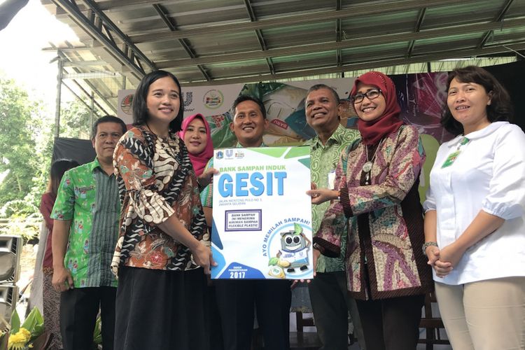 Unilever meluncurkan 8 titik pengumpulan sampah plastik kemasan multilayer atau Flexible Plastic, salah satunya di Bank Sampah Induk Gesit, Menteng Pulo, Jakarta Selatan, Kamis (28/2/2019)