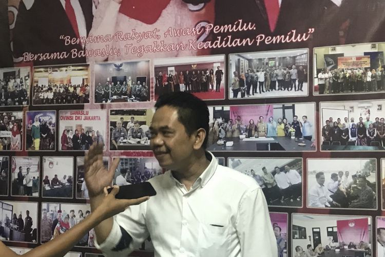Koordinator Divisi Penindakan dan Penanganan Pelanggaran Bawaslu Jakarta Barat Abdul Roup, Jumat (8/3/2019). Seusai melakukan pemeriksaan terkait indikasi pelanggaran kampanye Caleg DPR RI Darmadi Durianto