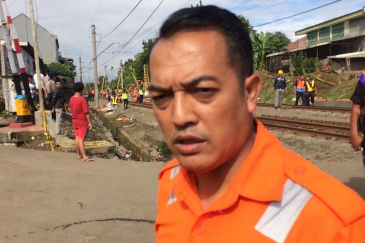 Senior Manager Humas Daop 1 Jakarta PT KAI, Edy Kuswoyo tinjau lokasi kecelakaan kereta di kawasan Kebon Pedes, Kecamatan Tanah Sareal, Kota Bogor, Senin (11/3/2019)
