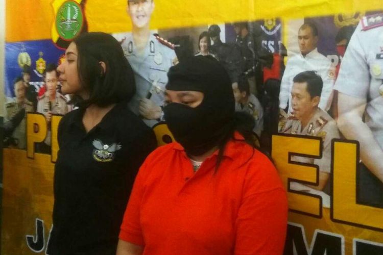  Polisi menangkap Ike Agustina alias Dila (28), perempuan yang terlibat dalam komplotan penipuan bermodus petugas kargo. Foto diambil saat Nila berada di Mapolrestro Jakarta Selatan, Rabu (20/9/2017).