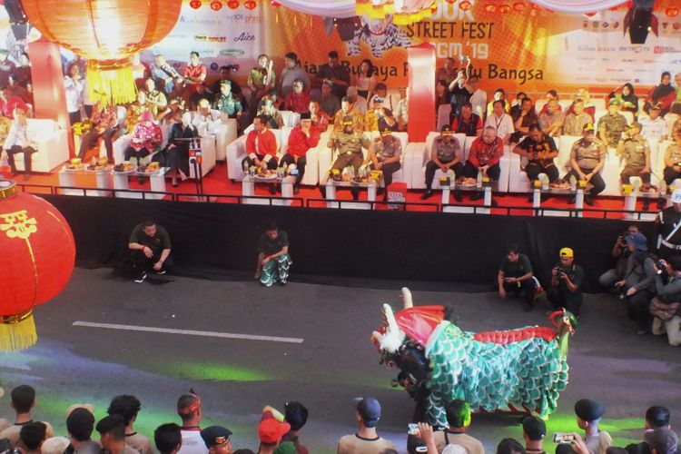 Salah satu atraksi pertunjukan dalam perayaan Cap Go Meh Bogor Street Festival, Selasa (19/2/2019).