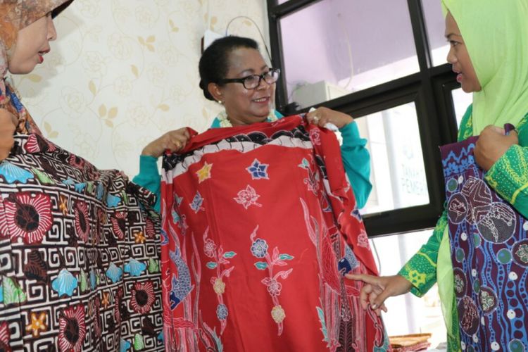 Menteri Yohana melihat produk batik di pusat kerajinan warga eks lokalisasi Dolly Surabaya