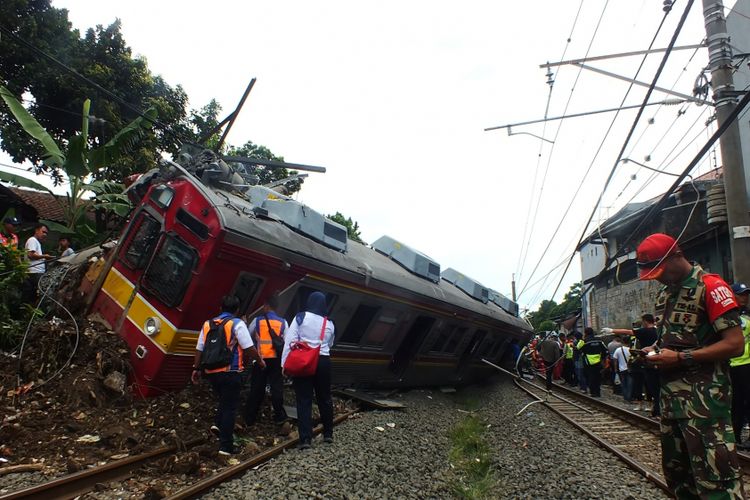 Kereta rel listrik (KRL) commuter line mengalami anjlok di jalur rel Kebon Pedes, Kota Bogor, Minggu (10/3/2019).