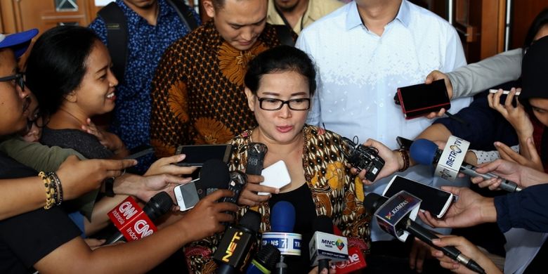 Mantan anggota DPR Miryam S Haryani memberikan keterangan pers setelah menjalani sidang di Pengadilan Tipikor Jakarta, Senin (24/7/2017). Miryam ditetapkan sebagai tersangka oleh KPK, atas sangkaan memberikan keterangan palsu di bawah sumpah di pengadilan.