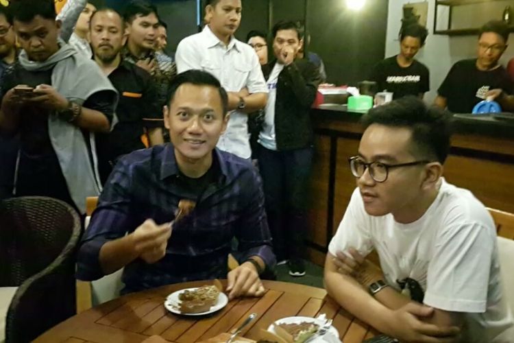 Agus Harimurti Yudhoyono menunjukkan satu potongan Markobar delapan rasa saat makan bersama dengan putra sulung Presiden Jokowi, Gibran Rakabuming, di gerai Markobar Transmart Pabelan, Senin (9/4/2018) malam.