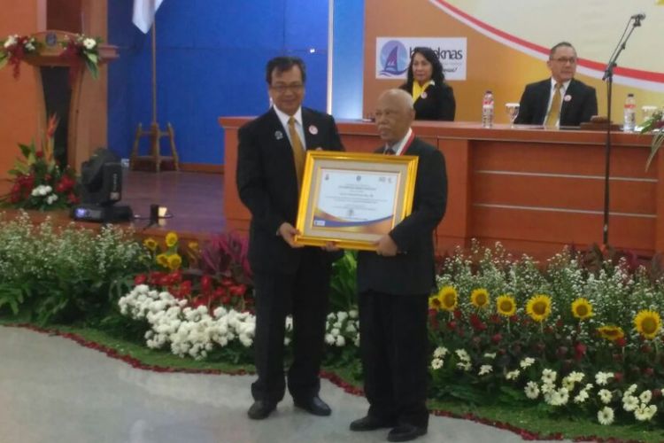 Azyumardi Azra (kanan) menerima Sarwono Award 2017 dari Lembaga Ilmu Pengetahuan Indonesia (LIPI).