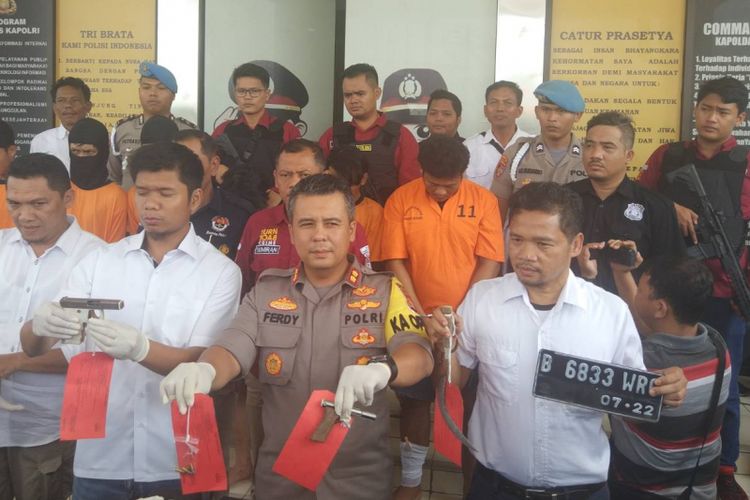 Di depan lobby Polres Tangerang Selatan, Kapolres Tangerang Selatan, AKBP Ferdy Irawan menunjukkan barang bukti senjata api rakitan, Senin (7/1/2019).