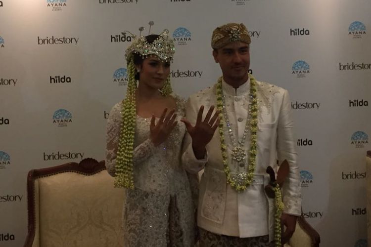 Raisa Andriana dan Hamish Daud saat menggelar konferensi pers tentang pernikahannya di Jasmine Meeting Room di Hotel Ayana MidPlaza Jakarta, Minggu (3/9/2017).