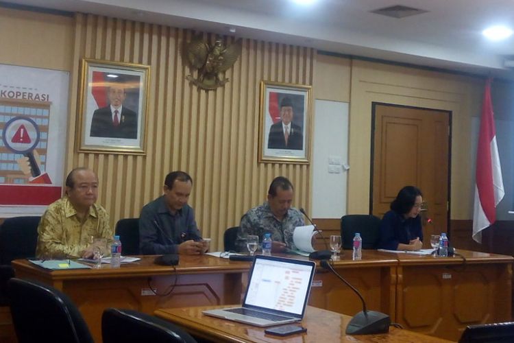Ketua Satgas Waspada Investasi Tongam Lumban Tobing (kedua kiri) dalam Forum Group Discussion (FGD) di Kantor Kementerian Koperasi dan UKM, Jakarta Selatan, Selasa (4/12/2018).