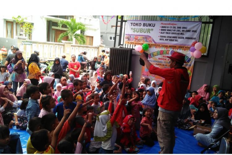 Anak-anak di Kecamatan Bojongsari, Depok antusias dengarkan pendongeng, Kamis (29/11/2018).
