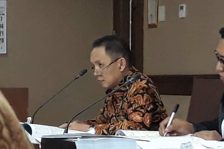 Bupati Halmahera Timur Rudy Erawan duduk di kursi terdakwa di Pengadilan Tipikor Jakarta, Rabu (11/7/2018).