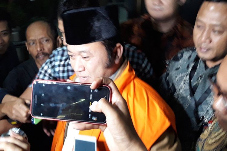 Bupati Lampung Selatan Zainudin Hasan ditahan seusai diperiksa di Gedung KPK Jakarta, Sabtu (28/7/2018).