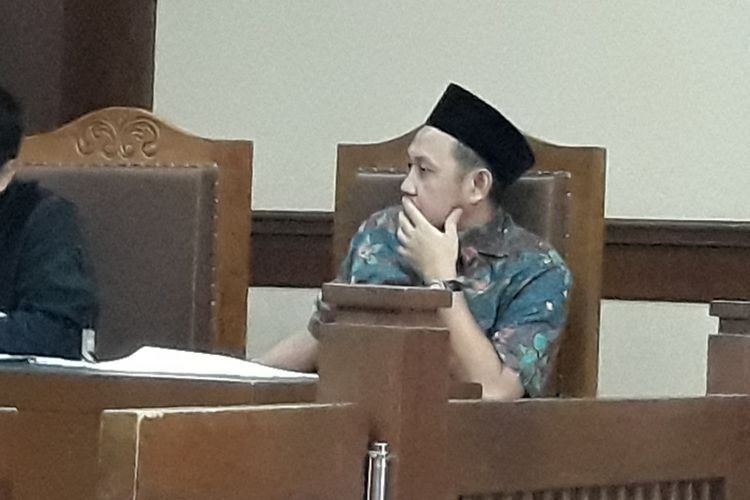 Anggota DPRD Lampung Tengah Rusliyanto duduk di kursi terdakwa di Pengadilan Tipikor Jakarta, Senin (20/8/2018).
