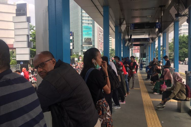 Para penumpang transjakarta yang menunggu datangnya bus transjakarta di Halte Tosari, Jakarta Pusat, Sabtu (15/12/2018).