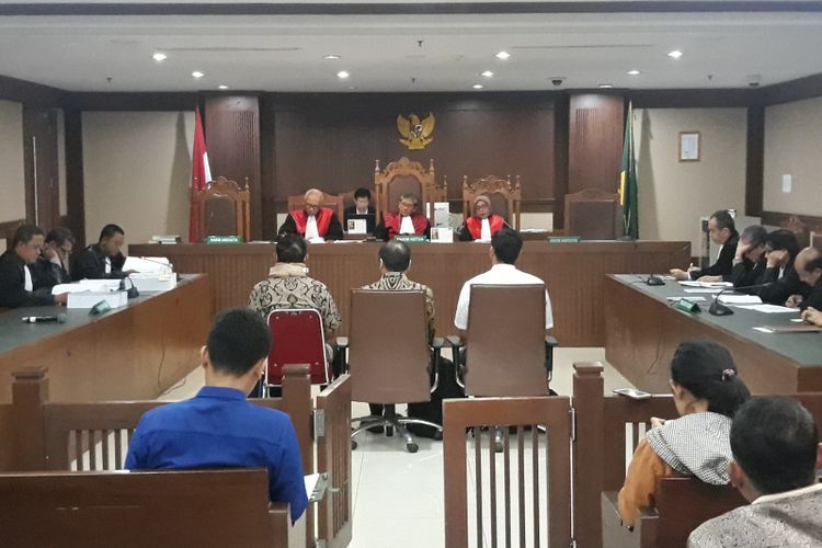 Tiga pejabat Sinarmas, Edy Saputra Suradja, Willy Agung Adhipradana dan Teguh Dudy Syamsuri Zaldy dituntut 2,5 tahun penjara di Pengadilan Tipikor Jakarta, Rabu (27/2/2019).