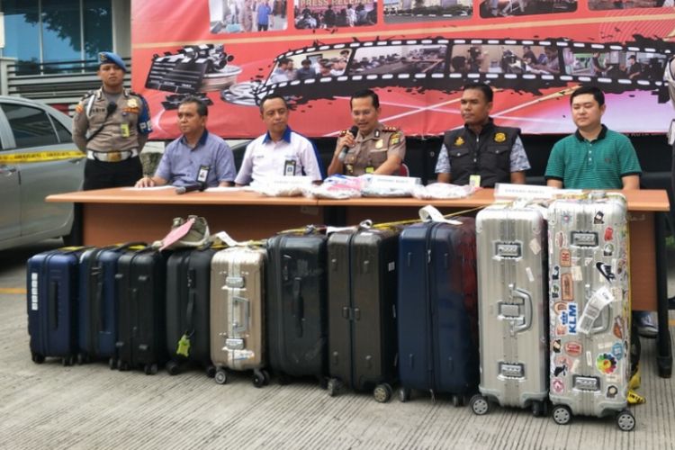 Polisi Bandara Soekarno-Hatta, Cengkareng, Tangerang, saat merilis kasus pencurian 10 buah koper oleh remaja berusia 15 tahun di Mapolresta Bandara Soekarno-Hatta, Minggu (27/5/2018).