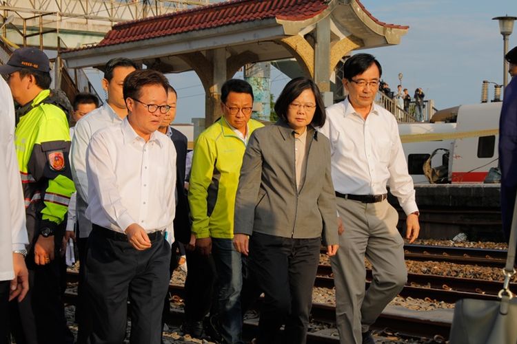Presiden Taiwan Tsai Ing-wen (dua dari kanan) saat mendatangi lokasi terjadinya insiden kecelakaan kereta api ekspress di Yilan, Senin (22/10/2018).
