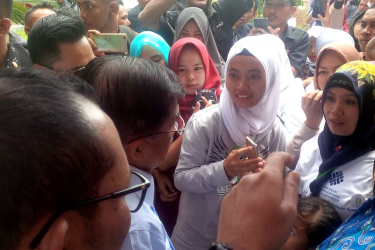Wakil Presiden Jusuf Kalla (Kedua kiri) saat berbincang dengan mantan pekerja migran di Sukabumi, Jawa Barat, Selasa (18/12/2018).
