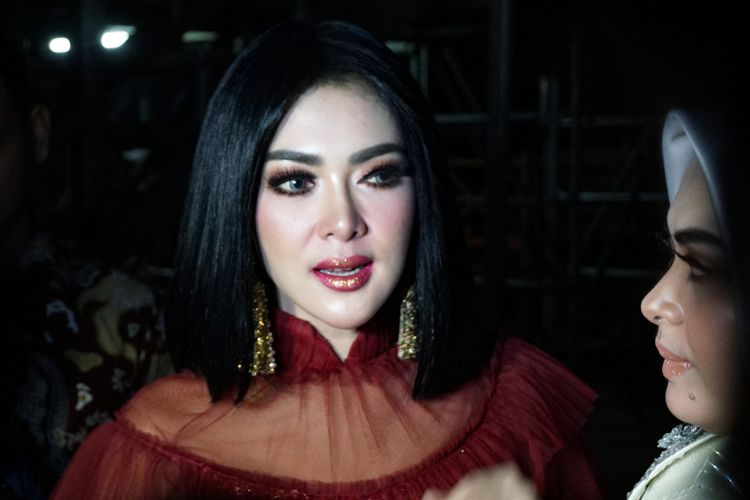 Penyanyi pop Syahrini saat ditemui di Malam Puncak HUT SCTV ke-29 di Indonesia Convention Exhibition (ICE), BSD, Tangerang, Jumat (24/8/2018).