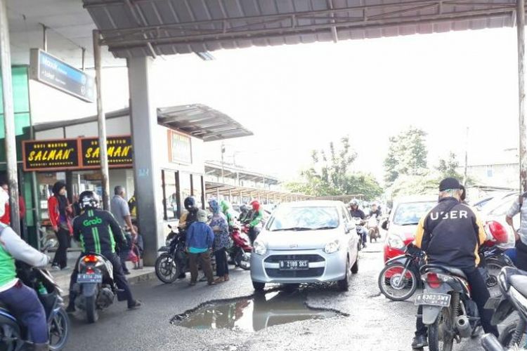 Jalan berlubang di kawasan Stasiun Depok Baru. Foto diambil Kamis (22/2/1018).