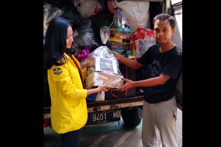 Klinik Digital Vokom UI menyerahkan sumbangan boneka dan mainan anak kepada anak korban bencana di Banten serta 50-an Paud dan TK se-Banten (10/2/2019).