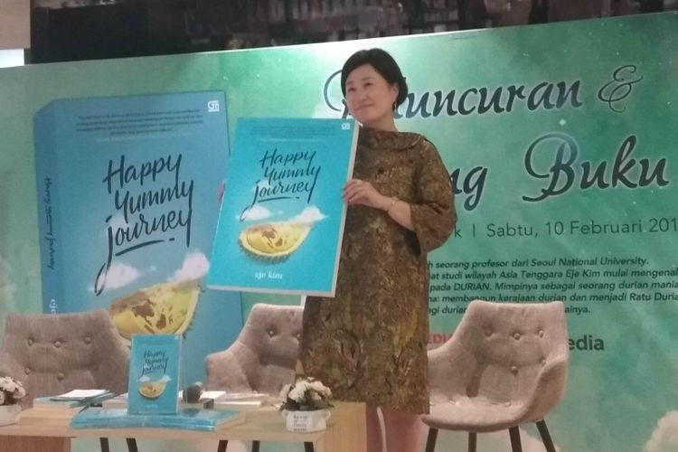 Eje Kim, seorang profesor asal Korea Selatan yang mencintai durian Indonesia sedang menjelaskan kecintaannya pada Indonesia, dalam acara launching bukunya Happy Yummy Journey, di Gramedia Central Park, Jakarta, Sabtu (10/2/2018).