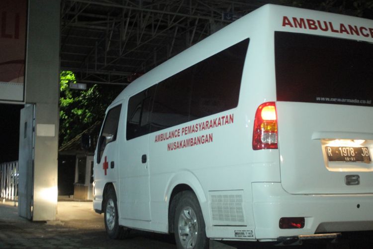 Mobil Ambulans khusus Pemasyarakatan Nusakambangan yang membawa korban luka akibat kerusuhan di Lapas Permisan memasuki gerbang Dermaga Wijayapura, Selasa (7/11/2017) malam. 