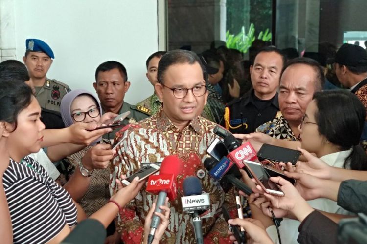 Wali Kota Jakarta Timur Bambang Musywardana bersama Gubernur DKI Jakarta Anies Baswedan di Cakung, Jakarta Timur, Kamis (5/4/2018)