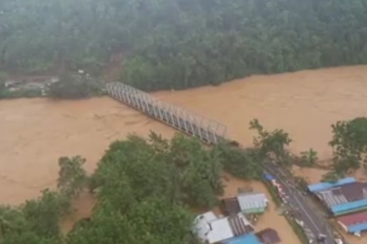 Jembatan Asera yang menghubung antara Provinsi Sulawesi Tenggara dengan Sulawesi Tengah putus diterjang banjir bandang di Kabupaten Konawe Utara,  tercatat 6 enam kecamatan terisolir dan ribuan jiwa mengungsi (foto istimewa)