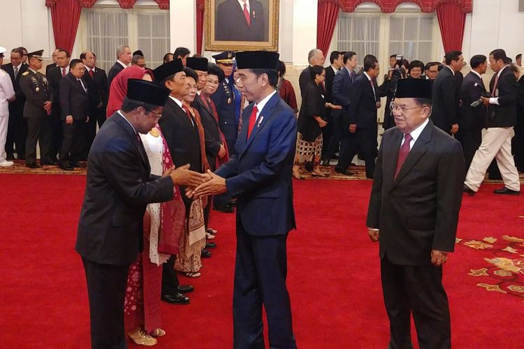 Presiden Joko Widodo dan Wapres Jusuf Kalla saat melantik menteri dan pejabat hasil reshuffle di Istana Negara, Jakarta, Rabu (17/1/2018)